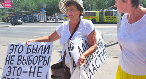 Задержана пенсионерка Галина Тихенко (на снимке слева) во время митинга оппозиции в Волгограде. 12 июня 2012 г. Фото Вячеслава Ященко для "Кавказского узла"