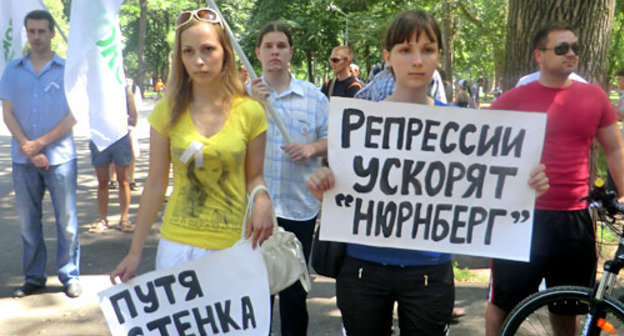 Акция в рамках всероссийского "Марша миллионов" прошла в Чистяковской роще Краснодара. 12 июня 2012 г. Фото Натальи Дорохиной для "Кавказского узла"