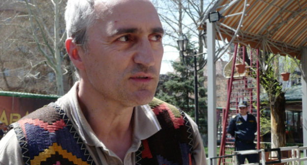 Режиссер Тигран Хзмалян, член инициативной группы "Бригада", во время протестной акции в парке Маштоца. Ереван, 15 апреля 2012 г. Фото Армине Мартиросян для "Кавказского узла"