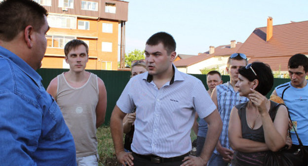 Участники схода жителей Краснодара. В центре - Артем Черный. 14 июня 2012 г. Фото Андрея Кошика для "Кавказского узла"