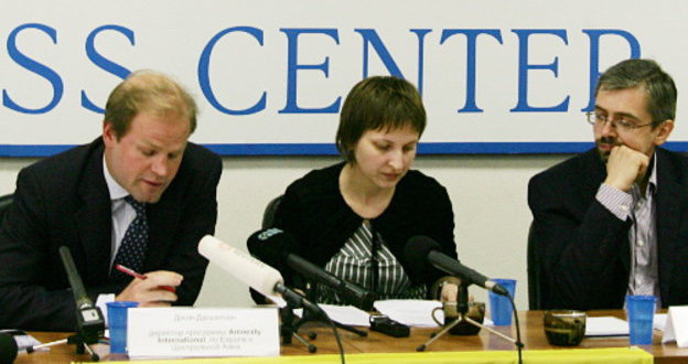 Директор программ Amnesty International по Европе и Центральной Азии Джон Дальхизен (слева) выступает на презентации доклада "Замкнутый круг несправедливости. Спецоперации и нарушения прав человека в Ингушетии" в Независимом пресс-центре. Справа - эксперт Amnesty International по России Денис Кривошеев. Москва, 21 июня 2012 г. Фото Татьяны Гантимуровой для "Кавказского узла"