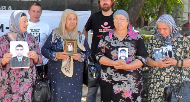 Чечня, Грозный, 26 июня 2012 г. Правозащитники и родственники похищенных в сквере Журналистов на пикете в защиту пострадавших от незаконного насилия. Фото пресс-службы Межрегионального комитета против пыток, http://www.pytkam.net
