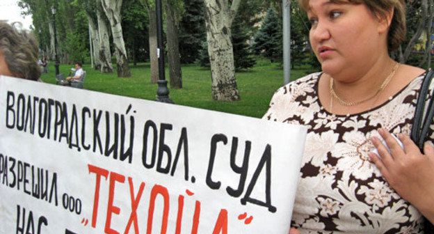 Пикет жителей Ворошиловского района против деятельности нефтеперерабатывающего предприятия ООО "Техойл". На снимке: участница пикета Ирина Бебехова. Волгоград, 29 июня 2012 г. Фото Вячеслава Ященко для "Кавказского узла"