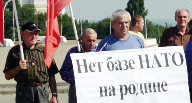 Участники митинга ростовского отделения КПРФ против вступления России в ВТО. Ростов-на-Дону, 3 июля 2012 г.Фото Олеси Диановой для "Кавказского узла" 
