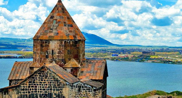 Монастырь Севанаванк на озере Севан. Армения. Фото http://ru.wikipedia.org