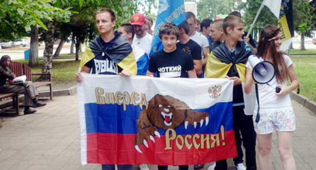 Участники "русской пробежки" в Минеральных Водах. 8 июля 2012 г. Фото Вероники Борисовой