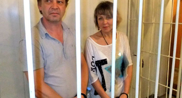 Подсудимые Михаил Батраков и Елена Спасская в зале суда. Сочи, 9 июля 2012 г. Фото Светланы Кравченко для "Кавказского узла"