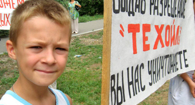Пикет жителей поселка Дар-Гора и экологов против деятельности «Техойла» прошел в Волгограде. 11 июля 2012 г. На снимке: на пикет вышли и дети. Фото Вячеслава Ященко для "Кавказского узла"