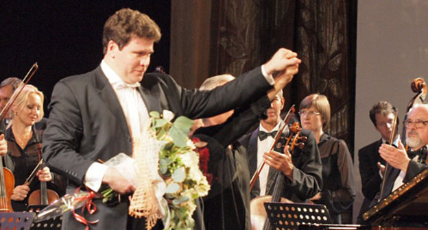 Арт-директор «Crescendo», российский пианист Денис Мацуев на открытии фестиваля 9 июля 2012 г. Фото Ю. Корчагина предоставлено Сочинским концертно-филармоническим объединением