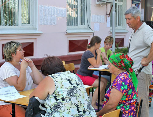 Прием заявлений от пострадавших жителей Крымска возле администрации города. Краснодарский край, 13-14 июля 2012 г. Фото Никиты Серебрянникова для "Кавказского узла" Прием заявлений от пострадавших жителей Крымска возле администрации города. Краснодарский край, 13-14 июля 2012 г. Фото Никиты Серебрянникова для "Кавказского узла"