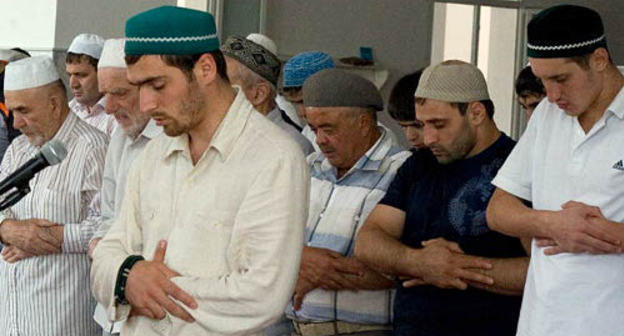 Верущие совершают таравих-намаз. Дагестан. Фото: http://www.islamdag.ru