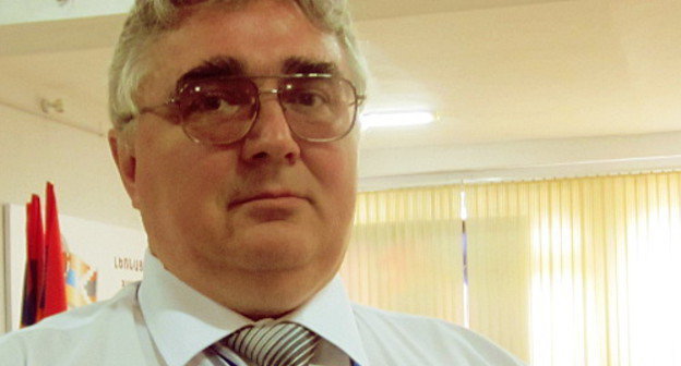 Заведующий отделом Института стран СНГ Михаил Александров  в пресс-центре ЦИК НКР. Нагорный Карабах, Степанакерт, 20 июля 2012 года. Фото Алвард Григорян для "Кавказского узла"