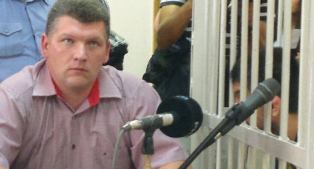 Адвокат Расула Мирзаева Алексей Гребенской обсуждает позицию со своим подзащитным перед началом слушания в Замоскворецком районном суде. Москва, 25 июля 2012 г. Фото Юлии Буславской для "Кавказского узла"