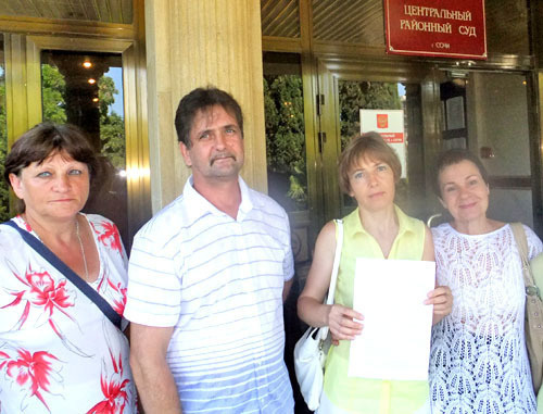 Группа поддержки Ирины Бровкиной (вторая справа) возле здания Центрального районного суда. Сочи, 25 июля 2012 г. Фото Светланы Кравченко для "Кавказского узла" Группа поддержки Ирины Бровкиной (вторая справа) возле здания Центрального районного суда. Сочи, 25 июля 2012 г. Фото Светланы Кравченко для "Кавказского узла"