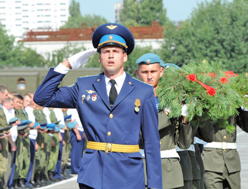 Возложение венков к памятнику новороссийцам, погибшим в локальных войнах. Новороссийск, 2 августа 2012 г. Фото пресс-службы администрации Новороссийска Возложение венков к памятнику новороссийцам, погибшим в локальных войнах. Новороссийск, 2 августа 2012 г. Фото пресс-службы администрации Новороссийска