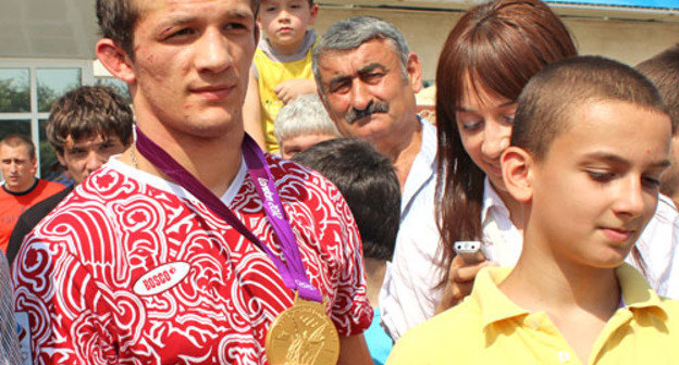Олимпийский чемпион Алан Хугаев с фанатами. Северная Осетия, Владикавказ, 9 августа 2012 г. Фото Эммы Марзоевой для "Кавказского узла"
