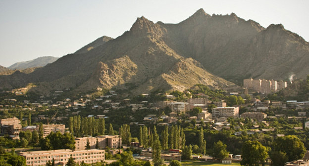 Армения, область Сюник, вид города Мегри. Июнь 2011 г. Фото: unbdaveable, http://www.flickr.com/photos/unbdaveable