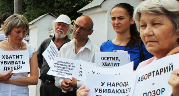 Участники пикета против абортов у входа в клиническую больницу скорой помощи. Северная Осетия, Владикавказ, 12 августа 2012 г. Фото Эммы Марзоевой для "Кавказского узла"