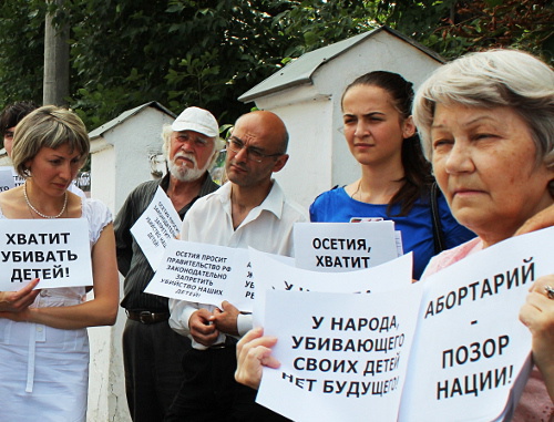 Участники пикета против абортов у входа в клиническую больницу скорой помощи. Северная Осетия, Владикавказ, 12 августа 2012 г. Фото Эммы Марзоевой для "Кавказского узла"