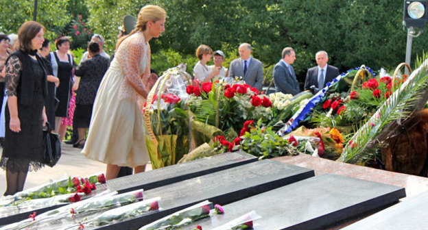 Возложение цветов к Мемориалу славы в Сухуме. Абхазия, 14 августа 2012 г. Фото Анжелы Кучуберия для "Кавказского узла"