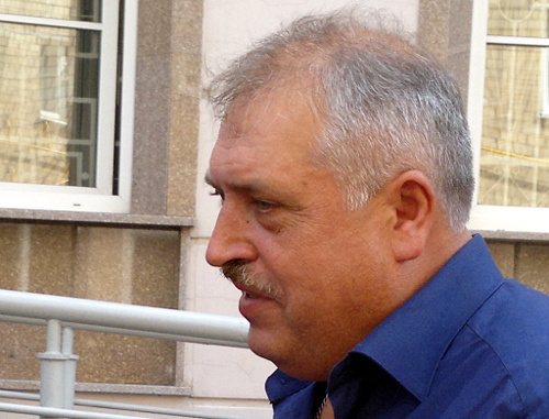 Александр Агафонов, отец погибшего Ивана Агафонова, у здания Хамовнического суда. Москва, 25 июля 2012 г. Фото Юлии Буславской для "Кавказского узла" Александр Агафонов, отец погибшего Ивана Агафонова, у здания Хамовнического суда. Москва, 25 июля 2012 г. Фото Юлии Буславской для "Кавказского узла"