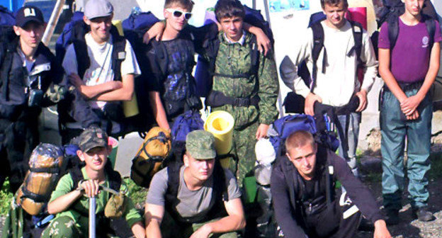 Дети из многодетных и социально неблагополучных семей, а также трудные подростки, побывали в шестидневном коррекционном походе. На снимке: участники похода в приюте "Фишт". Адыгея, август 2012 г. Фото Александра Конюхова для "Кавказского узла"