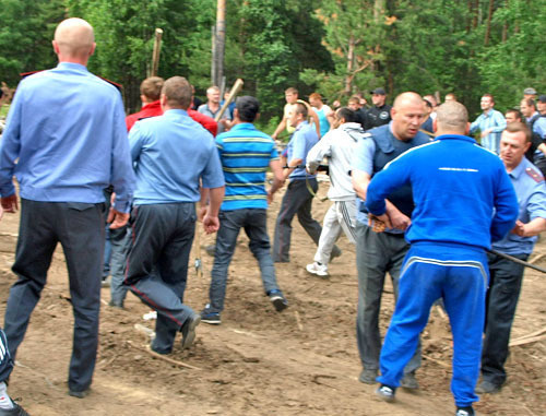 Конфликт в поселке Демьяново Кировской области. Июнь 2012 г. Фото Николая Липатникова, http://www.newsler.ru Конфликт в поселке Демьяново Кировской области. Июнь 2012 г. Фото Николая Липатникова, http://www.newsler.ru