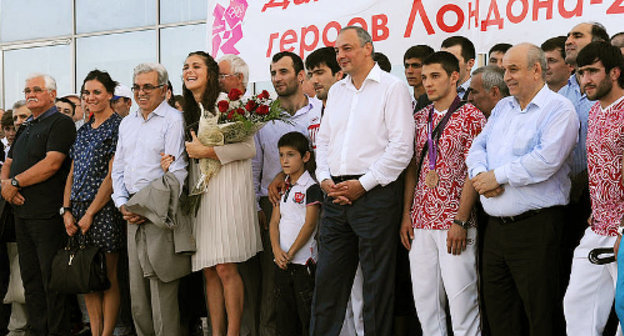 Встреча призеров Олимпиады в махачкалинском аэропорту 16 августа. Фото Магомеда Хазамова