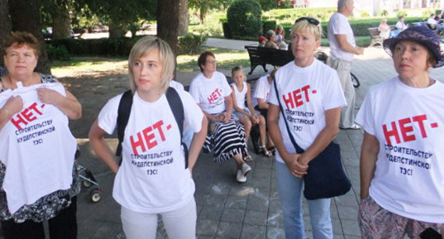 Участники схода граждан против строительства ТЭС в поселке Кудепста. Сочи, 17 августа 2012 г. Фото Светланы Кравченко для "Кавказского узла"