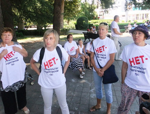 Участники схода граждан против строительства ТЭС в поселке Кудепста. Сочи, 17 августа 2012 г. Фото Светланы Кравченко для "Кавказского узла"