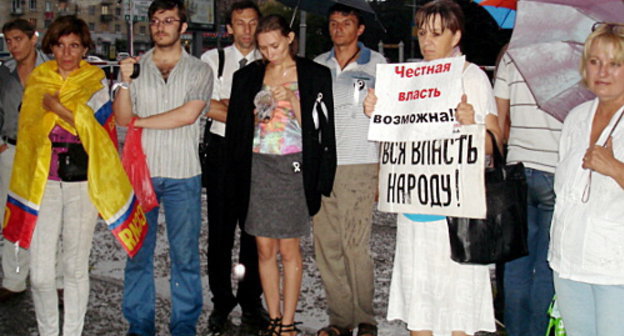 Митинг участников автопробега «Белый поток». Волгоград, 17 августа 2012 года. Фото Татьяны Филимоновой для "Кавказского узла"