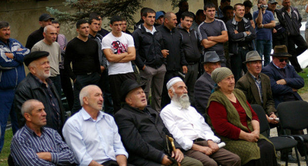 Участники митинга в селе Безенги. КБР, Черекский район, 18 августа 2012 г. Фото Расула Бозиева