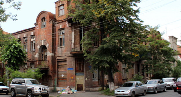 Дом на углу улиц Миллерова-Некрасова во Владикавказе. Август 2012 г. Фото Эммы Марзоевой для "Кавказского узла"