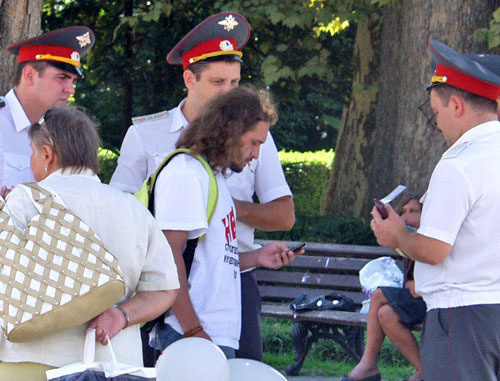 Полиция задержала защитника Кудепсты Ивана Корпенко (в центре). Сочи, 23 августа 2012 г. Фото Светланы Кравченко для "Кавказского узла"