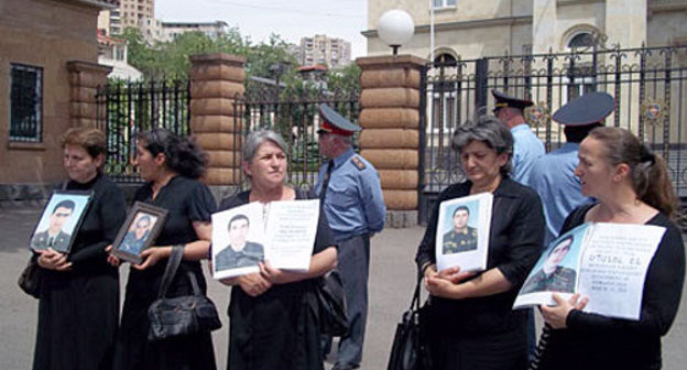 Матери солдат, погибших во время прохождения службы в армии, протестуют на проезжей части перед резиденцией президента Армении. Слева -Асмик Ованнисян, мать погибшего Артака Назаряна. Ереван, 17 мая 2012 г. Фото: http://www.epress.am
