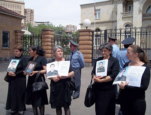 Матери солдат, погибших во время прохождения службы в армии, протестуют на проезжей части перед резиденцией президента Армении. Слева -Асмик Ованнисян, мать погибшего Артака Назаряна. Ереван, 17 мая 2012 г. Фото: http://www.epress.am Матери солдат, погибших во время прохождения службы в армии, протестуют на проезжей части перед резиденцией президента Армении. Слева -Асмик Ованнисян, мать погибшего Артака Назаряна. Ереван, 17 мая 2012 г. Фото: http://www.epress.am