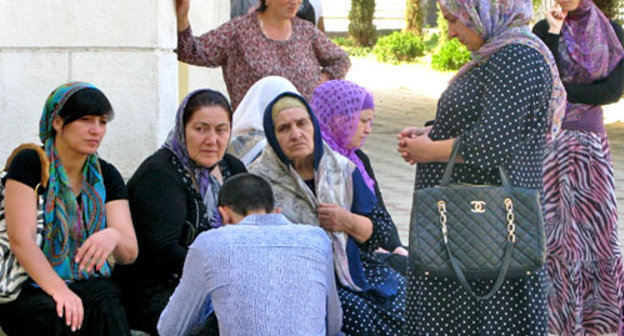 Родственники похищенного Шамиля Абдурашидова намерены встретиться с прокурором Дагестана. Махачкала, 27 августа 2012 г. Фото Махача Ахмедова для "Кавказского узла"