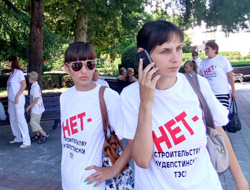 Сход местных жителей против строительства ТЭС в Кудепсте. Сочи, 17 августа 2012 г. Фото Светланы Кравченко для "Кавказского узла" Сход местных жителей против строительства ТЭС в Кудепсте. Сочи, 17 августа 2012 г. Фото Светланы Кравченко для "Кавказского узла"