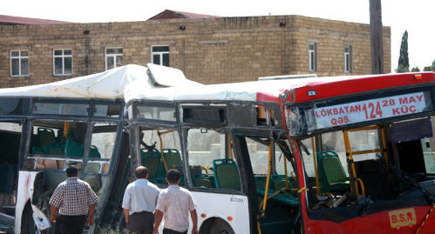 Пассажирский автобус столкнулся с поездом в поселке Локбатан в Баку. Азербайджан, 31 августа 2012 г. Фото Азиза Каримова для "Кавказского узла"