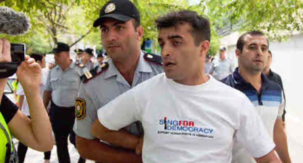Баку, 1 сентября 2012 г. Полицейский задерживает участника акции в поддержку Pussy Riot, координатора кампании "Пой для демократии" Расула Джафарова. Фото Азиза Каримова для "Кавказского узла"