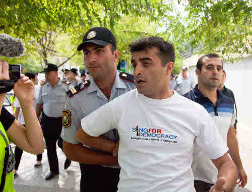 Баку, 1 сентября 2012 г. Полицейский задерживает участника акции в поддержку Pussy Riot, координатора кампании "Пой для демократии" Расула Джафарова. Фото Азиза Каримова для "Кавказского узла" Баку, 1 сентября 2012 г. Полицейский задерживает участника акции в поддержку Pussy Riot, координатора кампании "Пой для демократии" Расула Джафарова. Фото Азиза Каримова для "Кавказского узла"