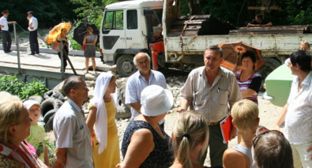 Краснодарский край, Сочи, 1 сентября 2012 г. Жители Кудепсты, защищающие курортную зону от строительства ТЭС, на месте нападения на Наталью Карипиди. Фото Светланы Кравченко для "Кавказского узла"
