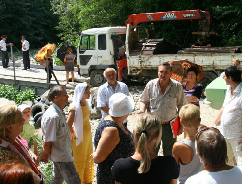 Краснодарский край, Сочи, 1 сентября 2012 г. Жители Кудепсты, защищающие курортную зону от строительства ТЭС, на месте нападения на Наталью Карипиди. Фото Светланы Кравченко для "Кавказского узла" Краснодарский край, Сочи, 1 сентября 2012 г. Жители Кудепсты, защищающие курортную зону от строительства ТЭС, на месте нападения на Наталью Карипиди. Фото Светланы Кравченко для "Кавказского узла"