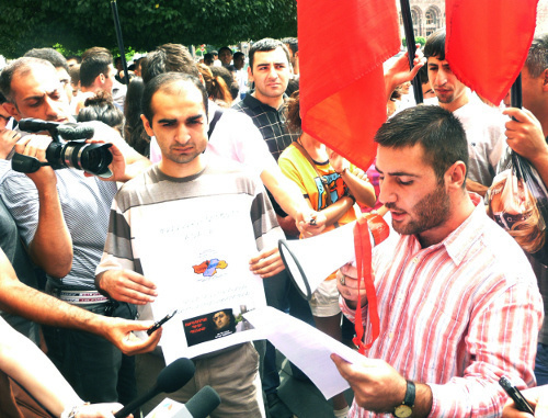 Участники акции против экстрадиции Сафарова в Баку зачитывают письмо с рядом требований к главе МИД Армении. Ереван, 1 сентября 2012 г. Фото Армине Мартиросян для "Кавказского узла" Участники акции против экстрадиции Сафарова в Баку зачитывают письмо с рядом требований к главе МИД Армении. Ереван, 1 сентября 2012 г. Фото Армине Мартиросян для "Кавказского узла"