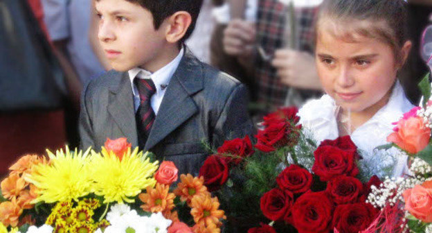 Абхазия, Сухум, 1 сентября 2012 г. Первоклассники средней школы №1. Фото Анжелы Кучуберия для "Кавказского узла"