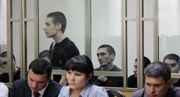 Обвиняемые в терроризме жители Кабардино-Балкарии и их адвокаты в Северо-Кавказском окружном военном суде. Ростов-на-Дону, 4 августа 2012 г. Фото Олеси Диановой для "Кавказского узла"