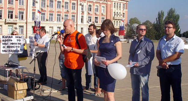 Выступление Михаила Шнейдера на митинге оппозиции "Белый поток" в Ростове-на-Дону. 5 сентября 2012 г.  Фото предоставлено участниками акции.
