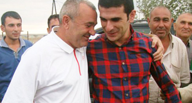 Азербайджан, 4 сентября 2012 г. Шахрияр Гаджизаде (справа) на погранично-пропускном пункте в Билясуваре после освобождения из-под ареста. Фото: http://www.1news.az Азербайджан, 4 сентября 2012 г. Шахрияр Гаджизаде (справа) на погранично-пропускном пункте в Билясуваре после освобождения из-под ареста. Фото: http://www.1news.az