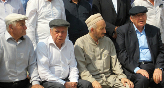 Дагестан, село Чиркей. Соболезнование по поводу убийства шейха Саида-Афанди Чиркейского. 29 августа 2012 г. Фото Закира Магомедова, www.chernovik.net