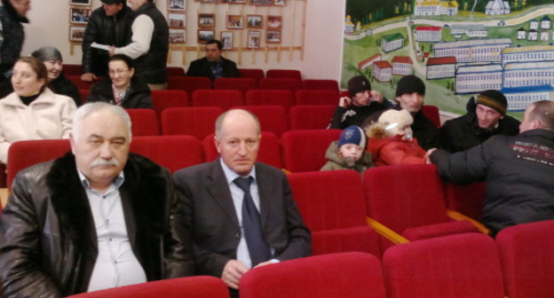 Кабардино-Балкария, поселок Эльбрус, 4 марта 2012 г. На избирательном участке №355 в день выборов главы и депутатов сельского поселения Эльбрус. Фото Григория Шведова для "Кавказского узла" Кабардино-Балкария, поселок Эльбрус, 4 марта 2012 г. На избирательном участке №355 в день выборов главы и депутатов сельского поселения Эльбрус. Фото Григория Шведова для "Кавказского узла"
